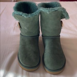 UGG BAILEY II Green. Size 7.5
